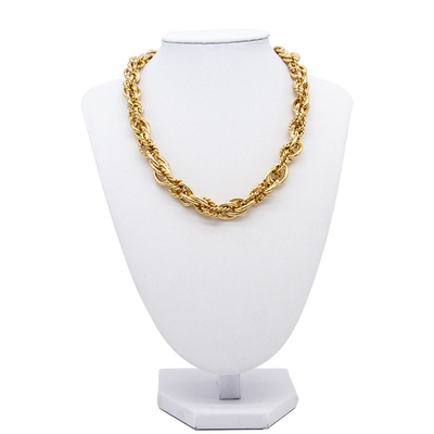 Le collane dei gioielli di modo dell'oro torcono i gioielli di superficie lisci di progettazione